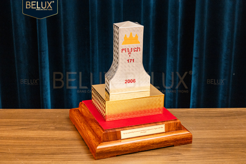 Cột Mốc Việt Nam mạ vàng bạc